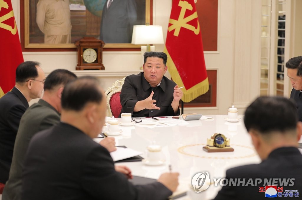 الإعلام الحكومي: الزعيم الكوري الشمالي ينتقد الاستجابة غير الناضجة لكورونا في مرحلة مبكرة
