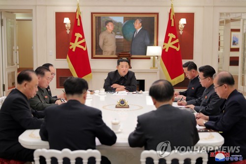 الزعيم الكوري الشمالي يترأس اجتماعا للمكتب السياسي