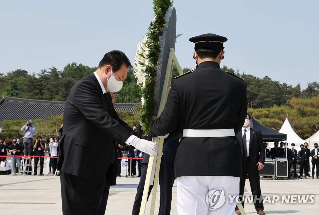 Le président Yoon Suk-yeol dépose une gerbe de fleurs au cimetière national du 18-Mai à Gwangju, avant la cérémonie de commémoration du 42e anniversaire du mouvement pour la démocratisation du 18-Mai, le mercredi 18 mai 2022.