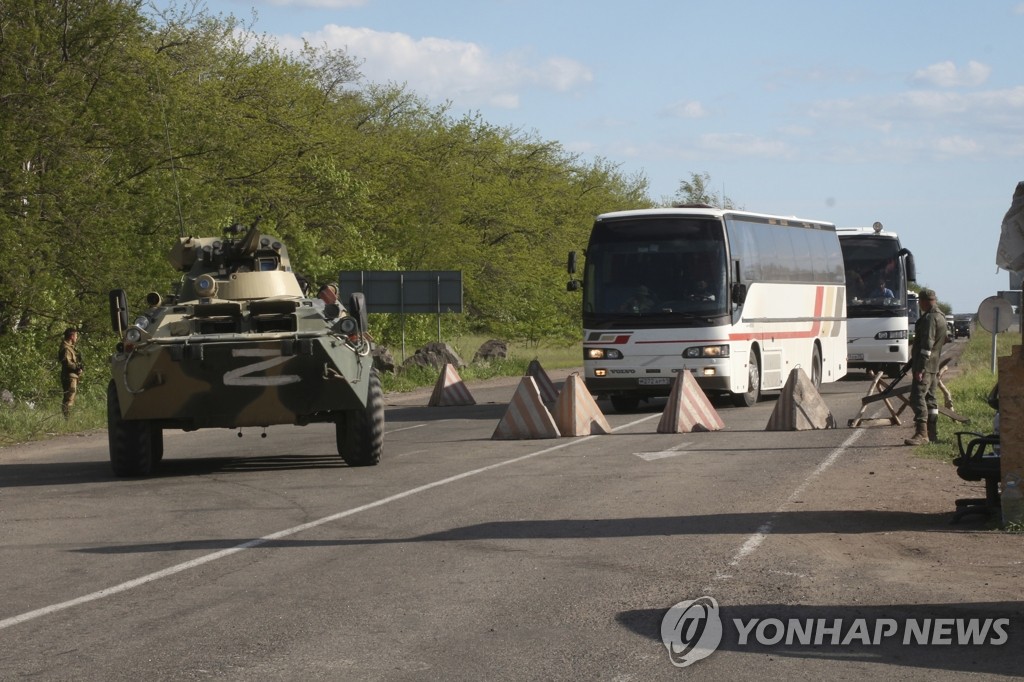 아조우스탈 항복 우크라 군인들 태운 버스 행렬
