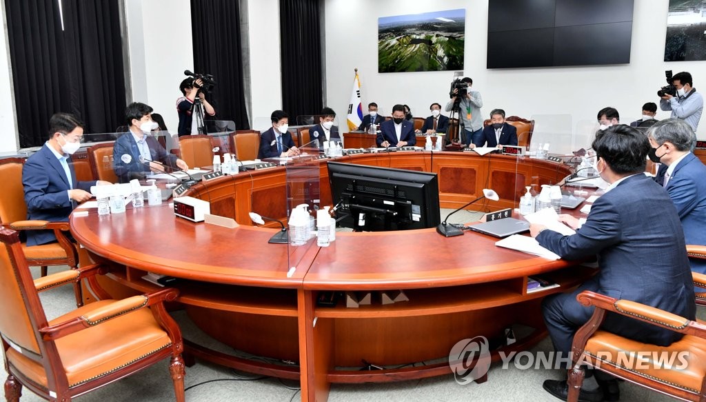 Los legisladores participan en una reunión del comité parlamentario de inteligencia, el 19 de mayo de 2022, en la Asamblea Nacional, en Seúl. (Foto del cuerpo de prensa. Prohibida su reventa y archivo)