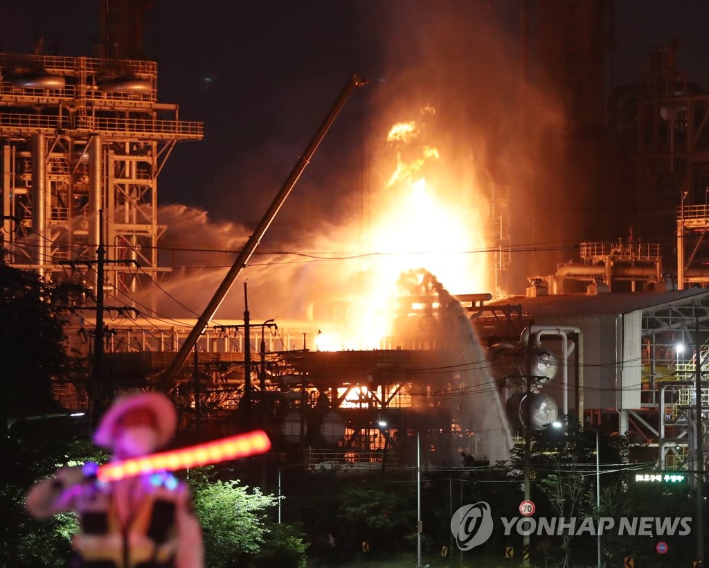 Incendie dans une raffinerie de S-Oil Corp. à Ulsan (sud-est), suite à une explosion, le jeudi 19 mai 2022. 