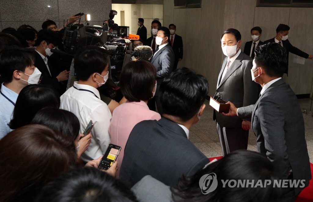 President Yoon Suk-yeol answers reporters' questions as he arrives for work at the presidential office in Yongsan, Seoul, on May 20, 2022. (Pool photo) (Yonhap)