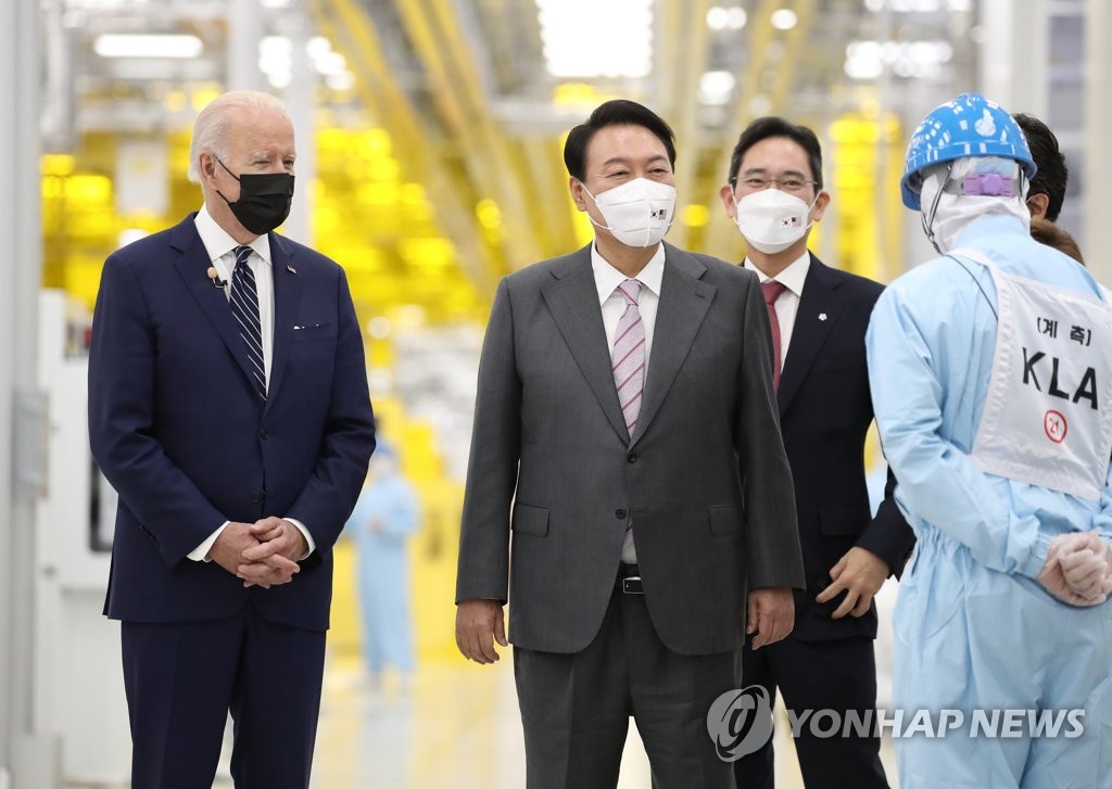 El presidente de Corea del Sur, Yoon Suk-yeol (2º por la izda.), y el presidente de Estados Unidos, Joe Biden (1º por la izda.), visitan una planta de chips de Samsung Electronics, el 20 de mayo de 2022, en Pyeongtaek, a 70 kilómetros al sur de Seúl, guiados por Lee Jae-yong (3º por la izda.), el líder de facto del Grupo Samsung y vicepresidente de Samsung Electronics.