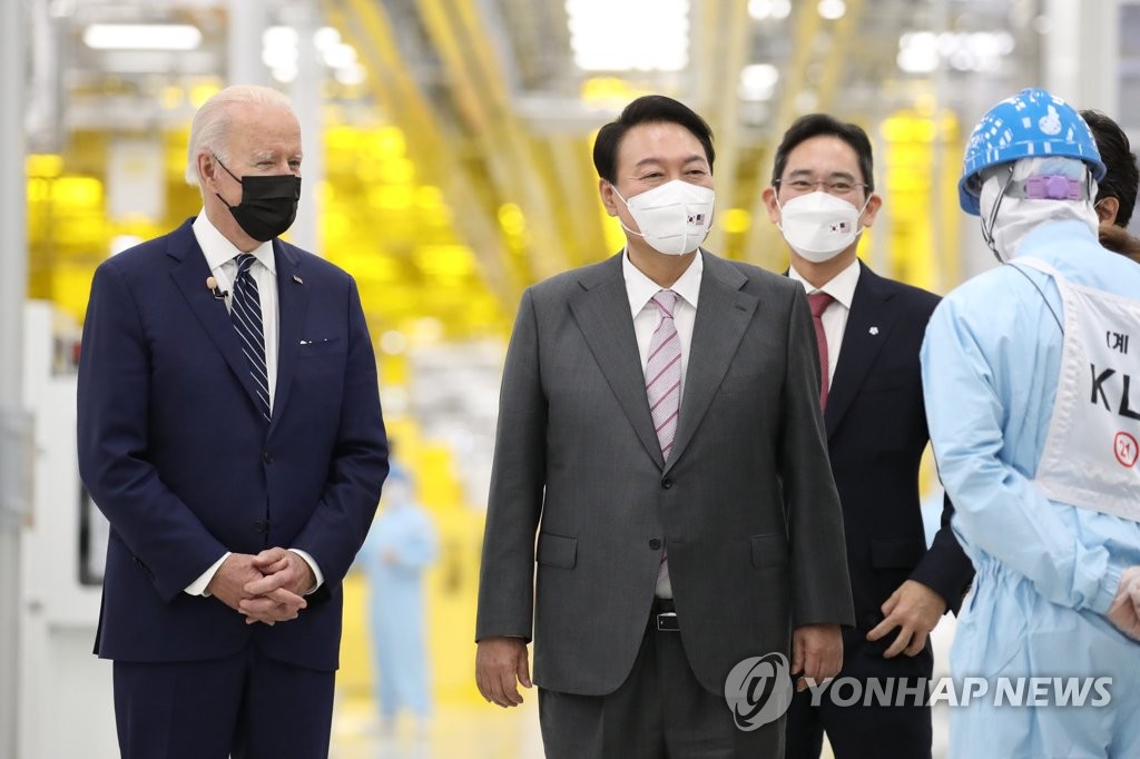 U.S. President Joe Biden (1st from L) and South Korean President Yoon Suk-yeol look around a Samsung Electronics chip plant in Pyeongtaek, 70 kilometers south of Seoul, on May 20, 2022, guided by Lee Jae-yong, the de facto leader of Samsung Group and Samsung Electronics vice chairman. Biden arrived in South Korea that day for his first visit to the country since he took office. (Yonhap)