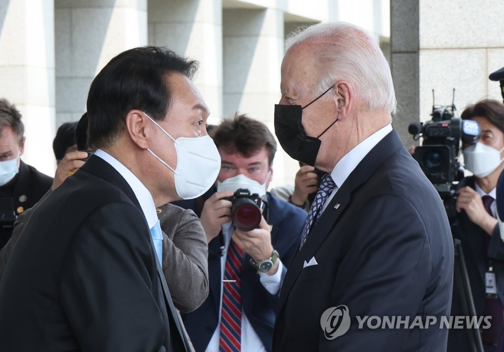 韓米首脳会談のためソウル・竜山の大統領室庁舎に到着したバイデン大統領（右）と尹大統領＝２１日、ソウル（聯合ニュース）