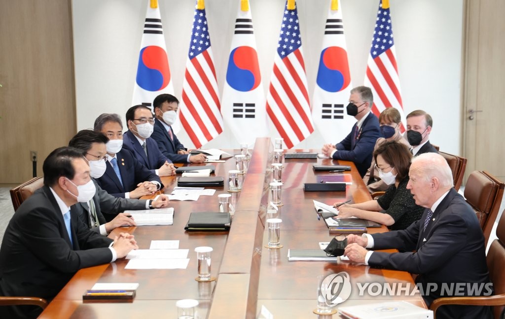 Le président américain Joe Biden prend la parole lors d'un sommet élargi avec le président Yoon Suk-yeol, le samedi 21 mai 2022, tenu au bureau présidentiel de Yongsan à Séoul. 