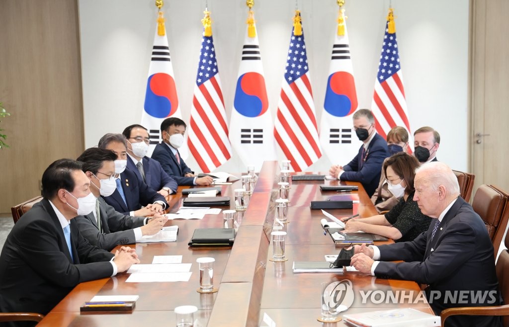 President Yoon Suk-yeol (L) and U.S. President Joe Biden (R) hold a summit at the presidential office in Seoul on May 21, 2022. (Yonhap)