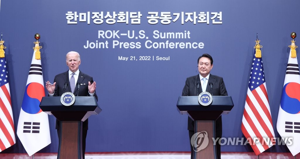 Le président américain Joe Biden répond à une question d'un journaliste lors de la conférence de presse conjointe qui a suivi le sommet bilatéral entre les deux chefs d'Etat tenu au bureau présidentiel de Yongsan à Séoul, le samedi 21 mai 2022. 