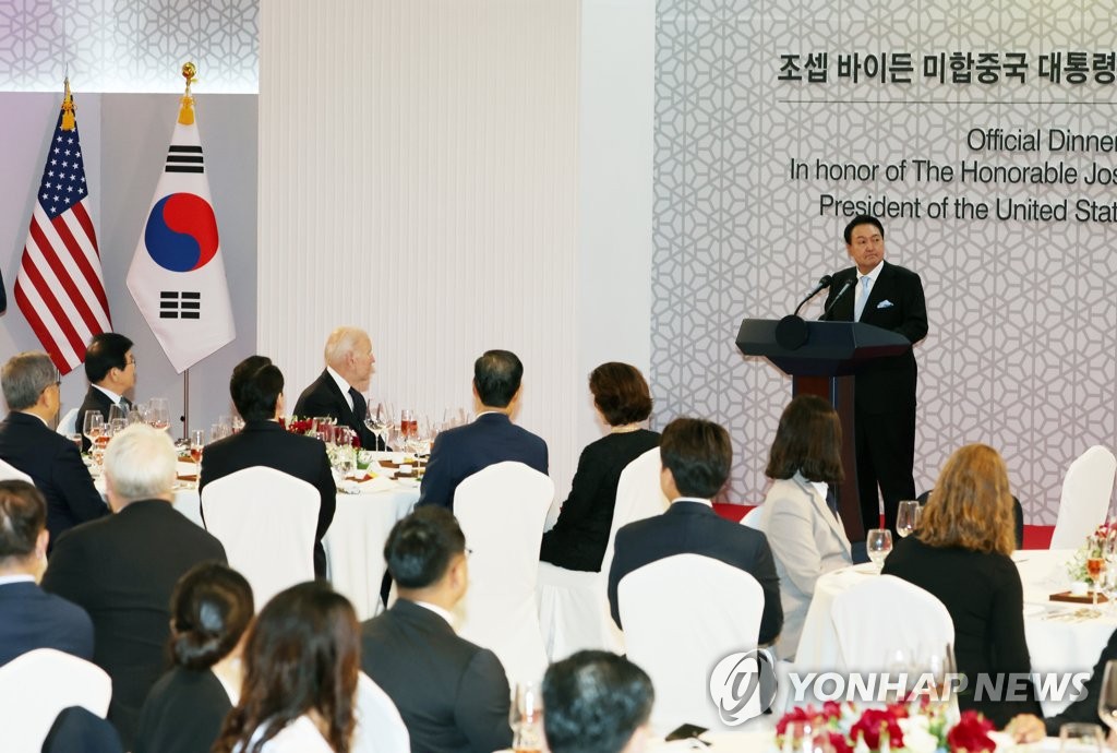 El presidente surcoreano, Yoon Suk-yeol (dcha.), pronuncia un discurso en la cena de bienvenida organizada para el presidente estadounidense, Joe Biden (cuarto por la izda.), el 21 de mayo de 2022, en el Museo Nacional de Corea, en Yongsan, en Seúl.