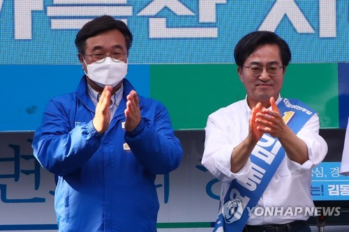 박수치는 김동연 경기도지사 후보와 윤호중 공동비상대책위원장