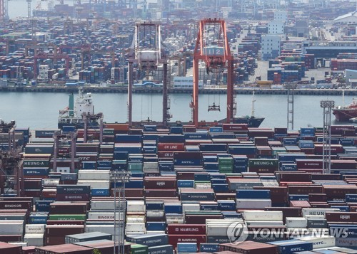 La foto de archivo, tomada el 23 de mayo de 2022, muestra contenedores apilados en un puerto de la ciudad portuaria de Busan, en el sudeste de Corea del Sur.