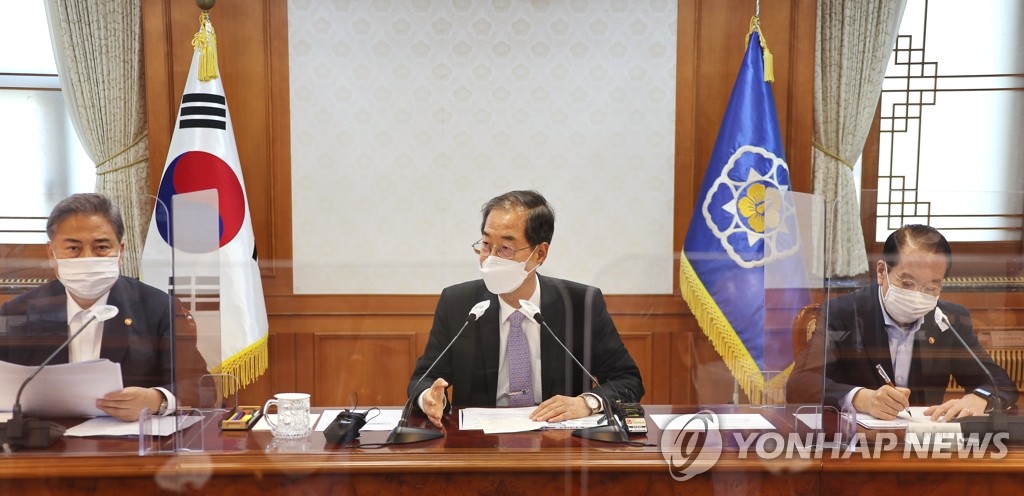 Prime Minister Han Duck-soo (C) speaks during a meeting of Cabinet members at the government complex in Seoul on May 24, 2022, to come up with deregulation measures. (Yonhap)