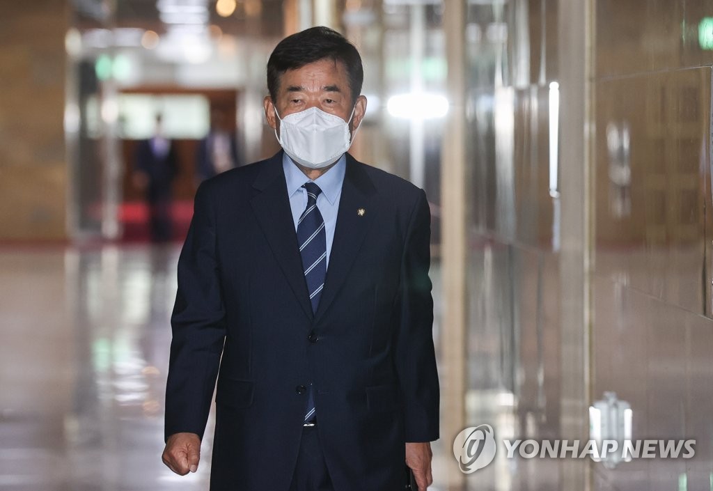 Le député du Parti démocrate (PD) Kim Jing-pyo s'apprête à participer à l'assemblée générale des députés au Parlement sud-coréen à Séoul pour élire le candidat au poste de président de l'Assemblée nationale, le mardi 24 mai 2022. (Pool photo) 