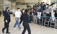 인사하고 공항 떠나는 손흥민