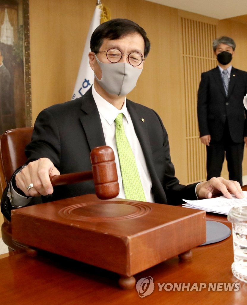 Le gouverneur de la Banque de Corée (BOK), Rhee Chang-yong, annonce à l'aide d'un marteau le début d'une réunion du Comité de politique monétaire de la banque centrale, le jeudi 26 mai 2022, pour établir le taux d'intérêt directeur, au siège de la BOK dans le centre de Séoul. (Photo fournie par la BOK. Revente et archivage interdits) 