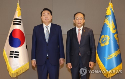 Yoon presents letter of appointment to finance minister