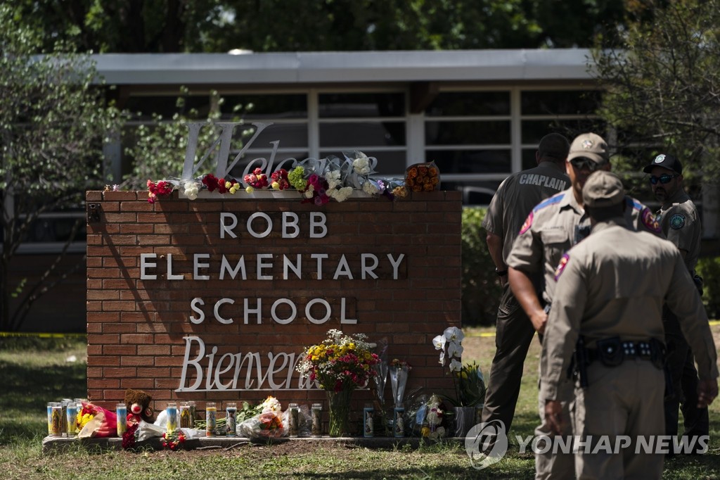 미 텍사스주 롭 초등학교 앞 총격 희생자 추모 조화