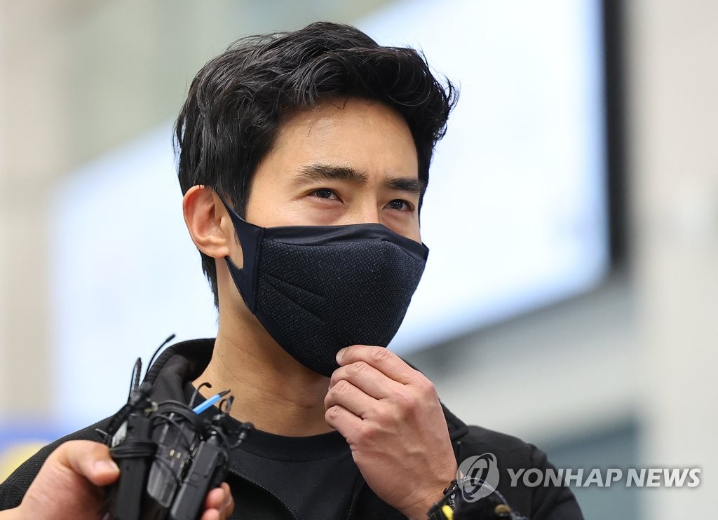 Rhee Keun, a Navy SEAL-turned-YouTuber, speaks to reporters on his arrival at Incheon International Airport, west of Seoul, from Ukraine, in this May 27, 2022, file photo. (Yonhap)