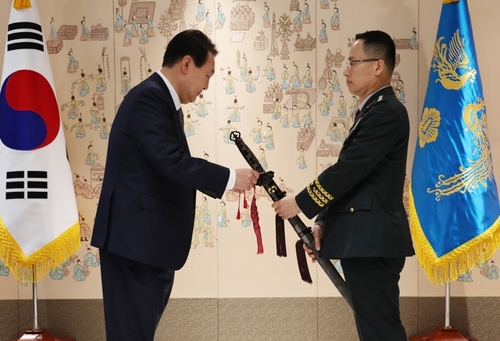 Yoon asiste a la investidura del nuevo jefe del Ejército