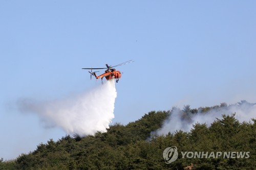경북 울진 산불 이틀째… 헬기 37대 투입 