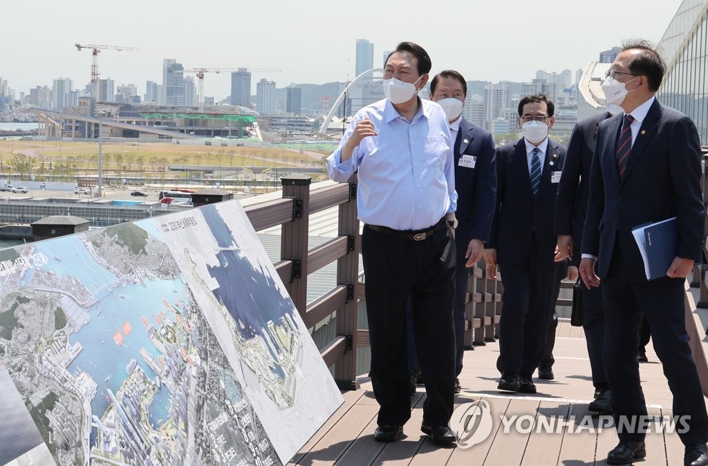부산엑스포 부지 살펴보는 윤 대통령