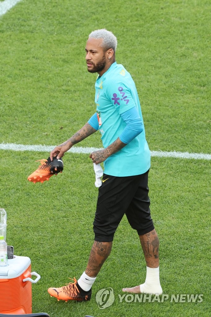 Brazilian forward Neymar walks off the field after sustaining an apparent right foot injury during a training session at Seoul World Cup Stadium in Seoul on June 1, 2022, the eve of a friendly match against South Korea. (Yonhap)