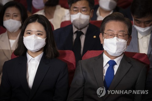출구조사 결과발표 방송 지켜보는 박지현과 이재명