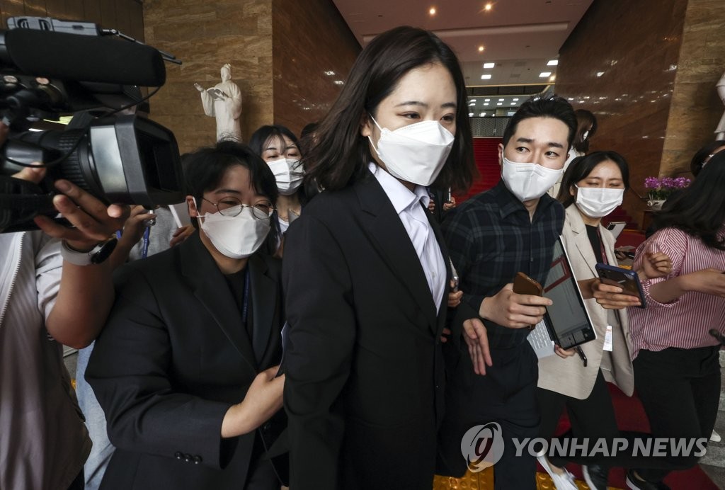 국회 나서는 박지현 공동시상대책위원장