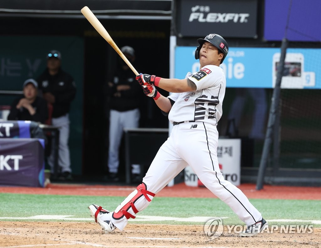 Kang Baek-ho of the KT Wiz strikes out with the bases loaded against the Kia Tigers during the bottom of the third inning of a Korea Baseball Organization regular season game at KT Wiz Park in Suwon, 34 kilometers south of Seoul, on June 5, 2022. (Yonhap)