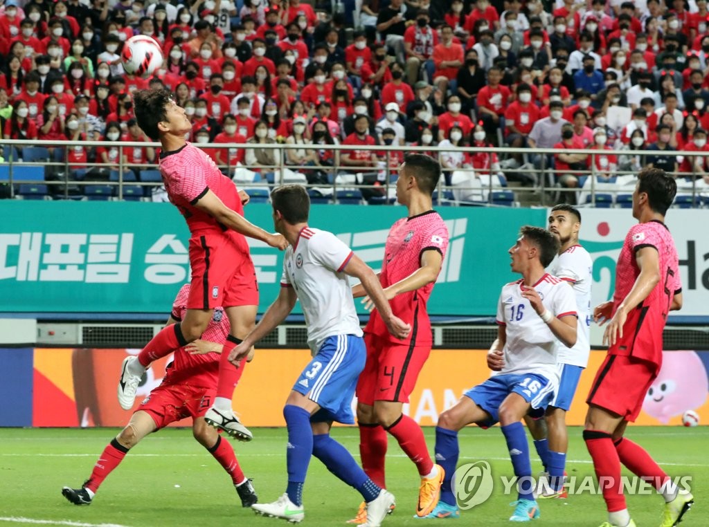 South Korean players (R) are in action against Chile during the countries' football friendly match at Daejeon World Cup Stadium in Daejeon, some 160 kilometers south of Seoul, on June 6, 2022. (Yonhap)