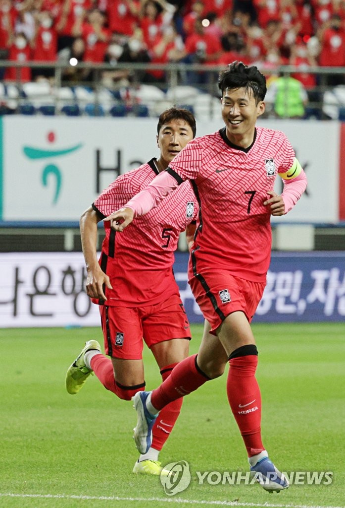 Son Heung-min of South Korea (R) celebrates after scoring a goal against Chile during the countries' friendly football match at Daejeon World Cup Stadium in Daejeon, 160 kilometers south of Seoul, on June 6, 2022. (Yonhap)