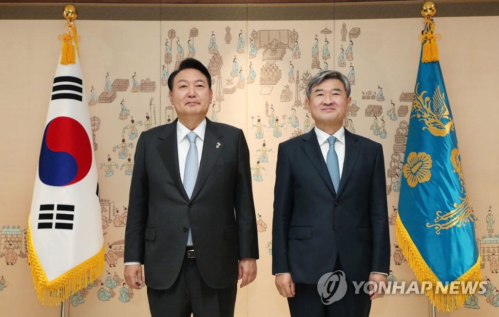 President Yoon Suk-yeol (L) poses with new South Korean Ambassador to the U.S. Cho Tae-yong during a credentials ceremony at the presidential office in Seoul on June 10, 2022. (Pool photo) (Yonhap)