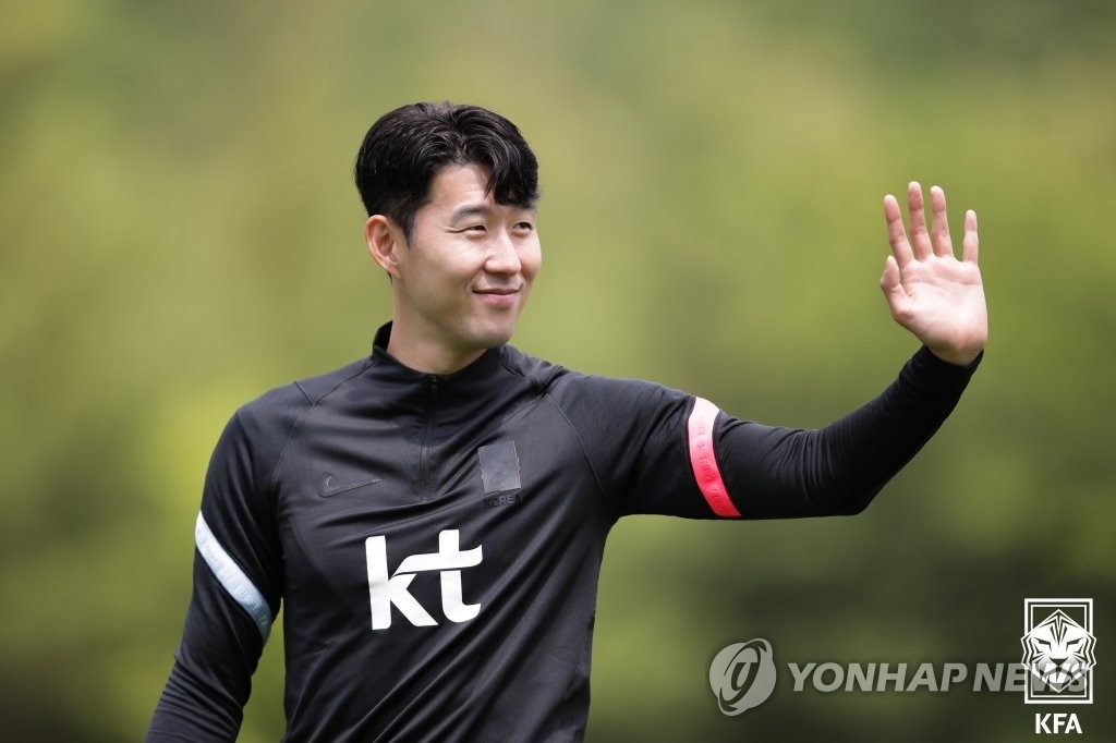 South Korean captain Son Heung-min waves to fans during an open training session for the men's national football team at the National Football Center in Paju, Gyeonggi Province, on June 11, 2022, in this photo provided by the Korea Football Association. (PHOTO NOT FOR SALE) (Yonhap)