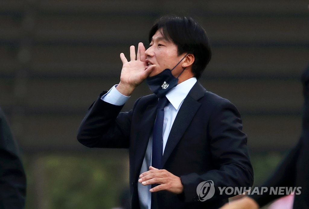 In this file photo from June 11, 2022, Gwangju FC head coach Lee Jung-hyo directs his players during a K League 2 match against FC Anyang at Gwangju Football Stadium in Gwangju, 270 kilometers south of Seoul. (Yonhap)