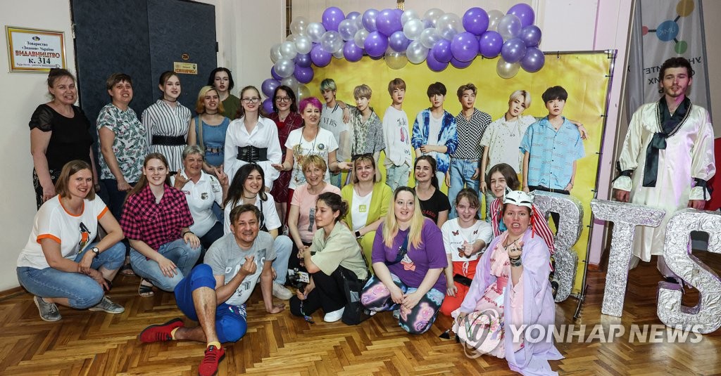 전쟁 중 어렵게 만난 우크라이나 BTS 팬클럽