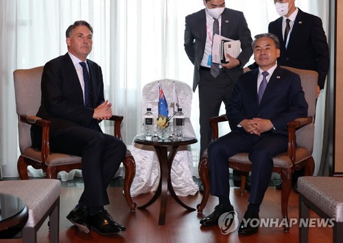 El ministro de Defensa de Corea del Sur, Lee Jong-sup (dcha.), y su homólogo de Australia., Richard Marles, sostienen conversaciones, el 12 de junio de 2022, en Singapur, al margen del Diálogo de Shangri La, que se celebra de forma anual.