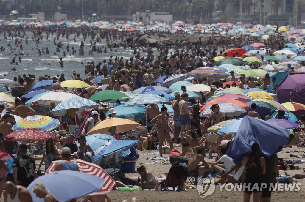 43도 폭염에 스페인 해변에 몰려든 피서객들