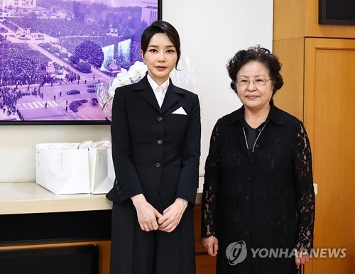 First lady visits wife of ex-President Kim Young-sam