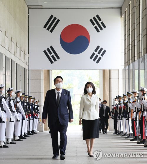 President Yoon Suk-yeol (L) and his wife, Kim Keon-hee, walk past a cenotaph bearing the names of war dead at the War Memorial of Korea in Seoul on June 17, 2022, ahead of a luncheon meeting with people of national merit and their families. (Yonhap)