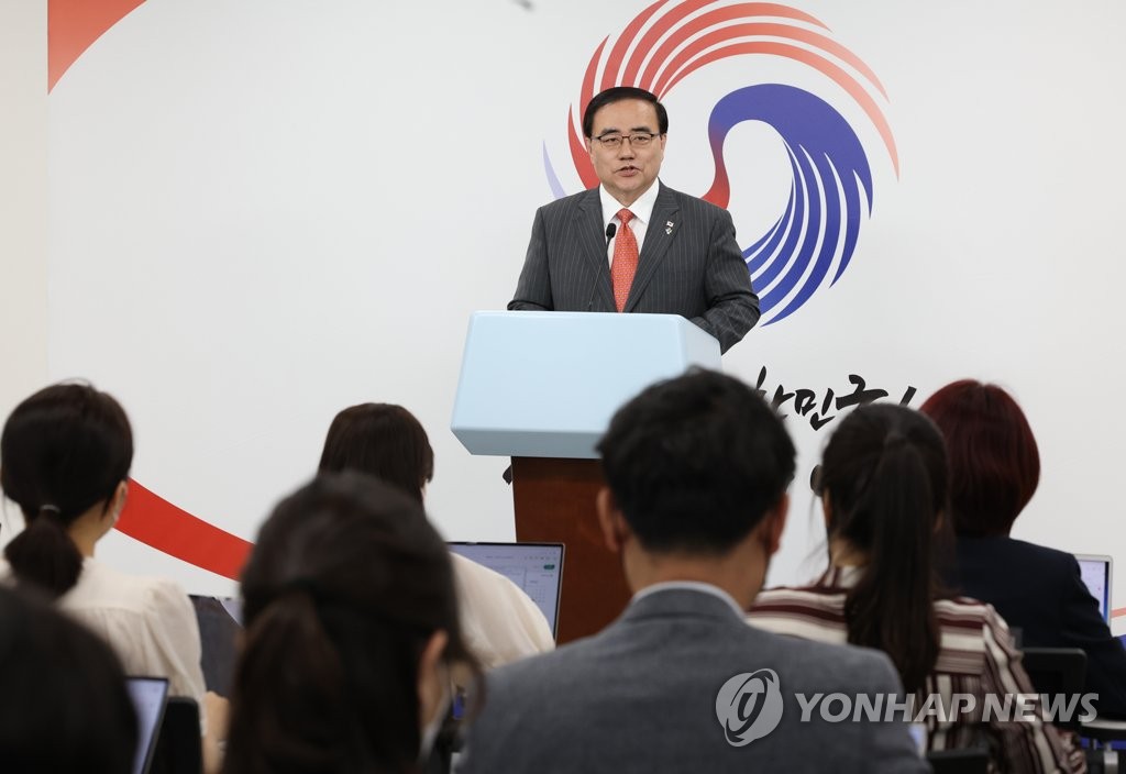 El asesor jefe de seguridad nacional, Kim Sung-han (en el podio), informa a los periodistas sobre el próximo viaje del presidente surcoreano, Yoon Suk-yeol, a España, el 22 de junio de 2022, en la Oficina Presidencial de Yongsan, en Seúl.