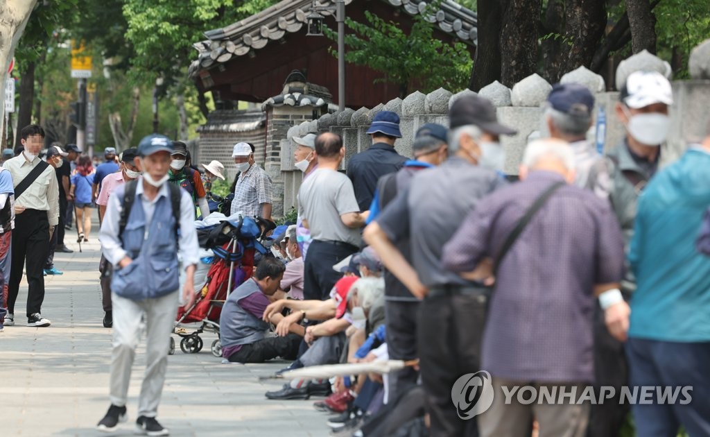 지난 6월 22일 서울 종로구 탑골공원에서 노인들이 무료 급식을 위해 대기하고 있다. [연합뉴스 자료사진]