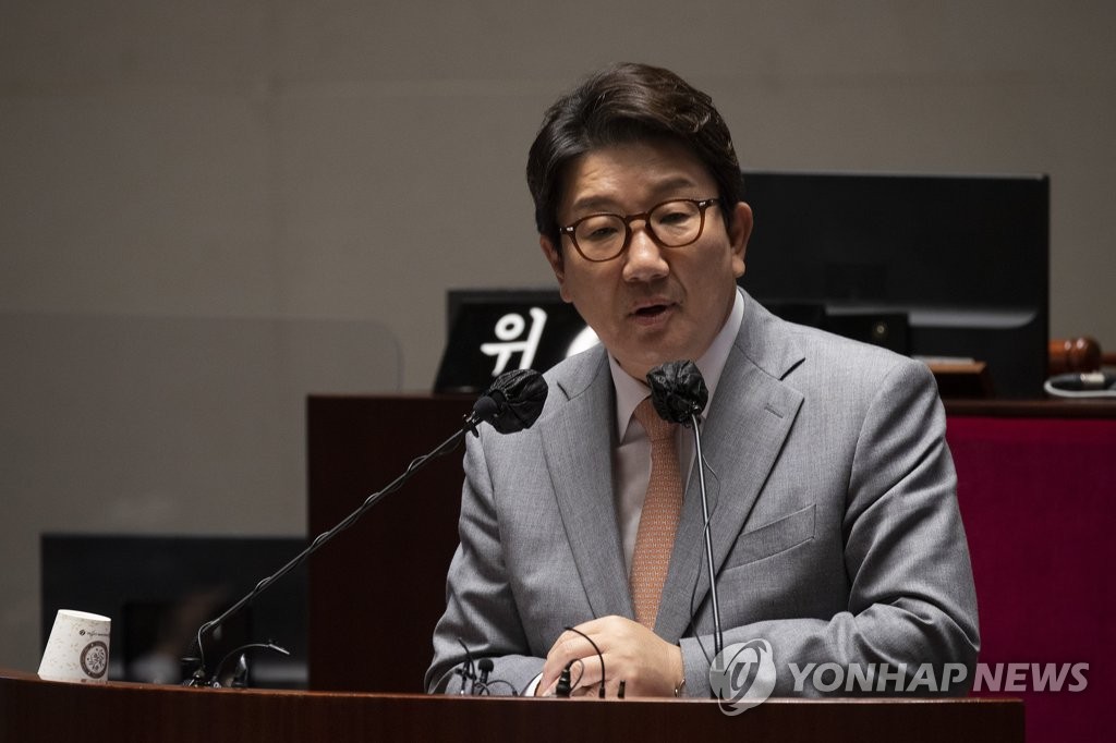 Rep. Kweon Seong-dong, floor leader of the ruling People Power Party, delivers remarks at the National Assembly in Seoul on June 23, 2022. (Pool photo) (Yonhap)