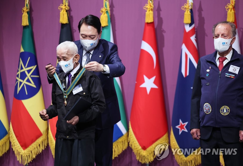 الرئيس يون يلتقي بقدامى المحاربين الكوريين والأجانب قبيل ذكرى الحرب الكورية
