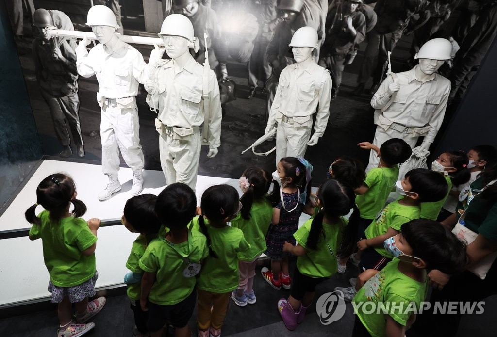 유엔군 초전기념관 관람하는 어린이들