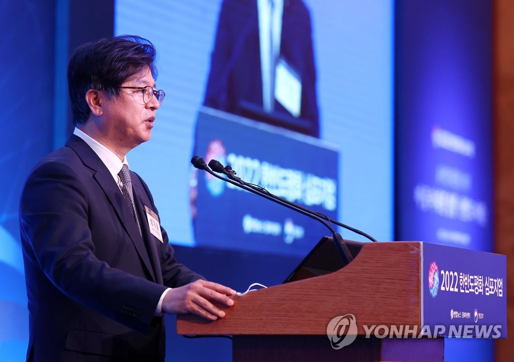 Seong Ghi-hong, director ejecutivo y presidente de la Agencia de Noticias Yonhap, habla durante el simposio sobre la paz, organizado por la agencia y el Ministerio de Unificación surcoreano, el 24 de junio de 2022, en Seúl.