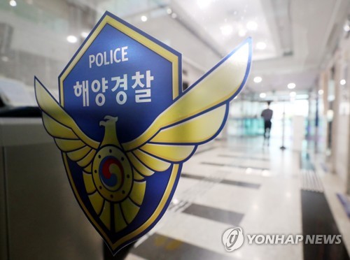 [1보] 한일중간수역서 22명 탄 화물선 침몰…해경, 2명 구조