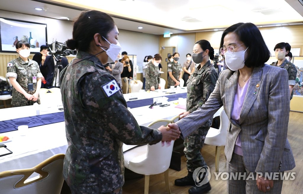 여군장교들과 인사하는 김현숙 장관