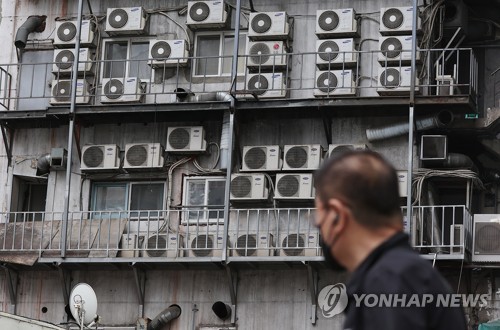 서울 중구 한 건물에 에어컨 실외기가 줄지어 설치돼 있는 모습