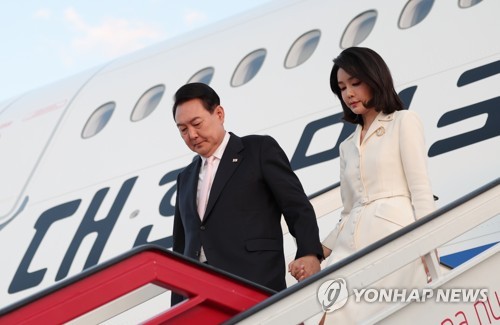 スペイン・マドリードのバラハス国際空港に到着した尹大統領夫妻＝２７日、マドリード（聯合ニュース）